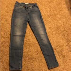 Levi’s 721 high rise skinny jeans. Size 28!